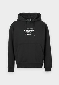 Μαύρο φούτερ με κουκούλα, μπροστινή τσέπη καγκουρό και λευκό λογότυπο "core jack&jones" στο κέντρο του στήθους.