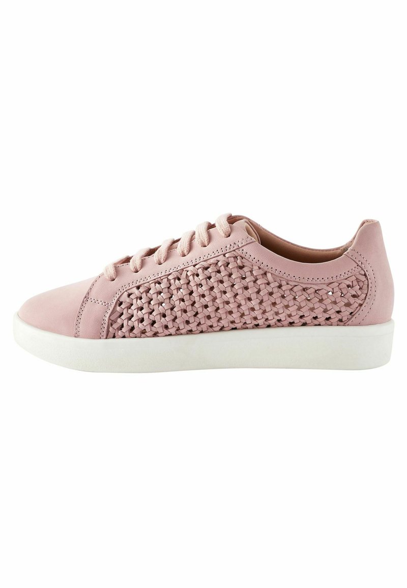 Blush pink sneakers lavet af læder med vævede teksturdetaljer, rund tå, flad hvid gummisål og snørebåndsdesign.