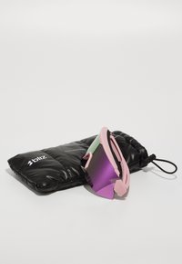 Bliz sportssolbriller med en rosa ramme og speilende lilla linse, kombinert med et polstret svart etui med snor.