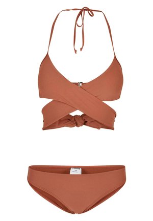 Een roestkleurige bikiniset met een cropped top met een V-hals, kruisontwerp en geknoopt detail. De onderkant heeft een klassieke snit met minimale details.