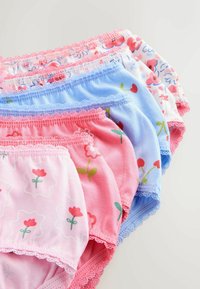 Pinuviie viie värvilise tüdrukute aluspesu virn, millel on lillemustrid ja pitsääris pastelsel roosa, koralli, sinise ja valge kangal.