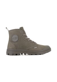 Botas marrones hasta el tobillo con una suela de goma, puntera redonda y diseño de cordones. Presentan un acabado texturizado y un parche de logo en el lateral.