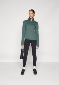 Nike Performance DRI-FIT PACER - Majica z dolgimi rokavi - vintage green/reflective silver