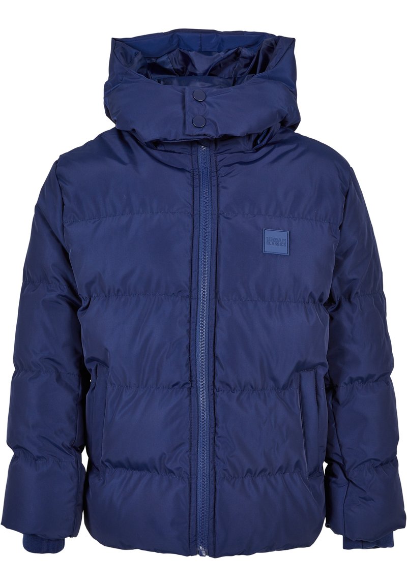Giacca imbottita blu navy con colletto alto, zip frontale e due tasche laterali. Presenta polsini elasticizzati e un patch con logo sul petto.