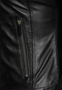 Črna usnjena jakna z vidnim žepom na zadrgo in kovinskimi detajli, gladko teksturo in natančnim šivom.