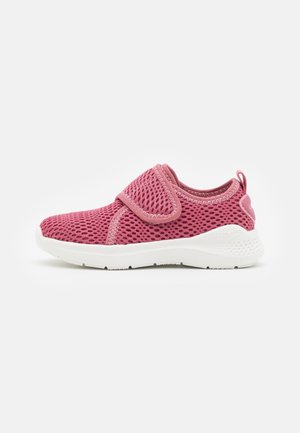 Børns pink åndbar mesh-sneaker med justerbar velcrorem og hvid tekstureret sål, sidevisning på ensfarvet baggrund.