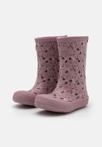 Des bottes de pluie en caoutchouc roses présentent un motif floral avec des accents noirs et marron, des semelles texturées et un intérieur rembourré pour le confort.