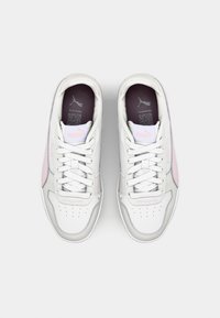 Zapatillas de cuero blancas y rosa claro con punta perforada, cordones planos blancos, lengüeta acolchada y un sutil detalle de logotipo.