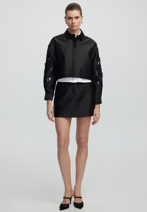 EMBROIDERED CROP - Lichte jas - black