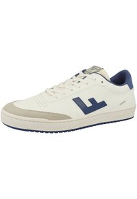 Sneaker bianco con logo blu navy, punta in suede e suola strutturata. Design con lacci, colletto e linguetta imbottiti per il comfort.