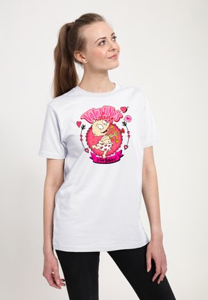 Hvid bomulds-T-shirt med et farverigt grafisk design med teksten "Valentinsdag er for babyer!" og tegneserieelementer i pink og sort.