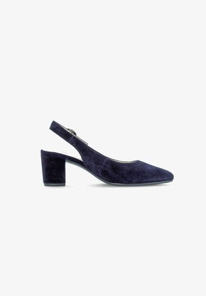 Donkerblauwe suède pump met slingback, blokhak en spits toelopende neus, voorzien van een verstelbare gespband.