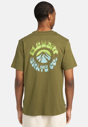 Olivengrünes Baumwoll-T-Shirt mit einem grafischen Design auf der Rückseite, das Berge und den Text "ELEMENT SKATE CO." in Blau und Gelb zeigt.