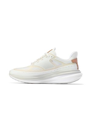Weißer Sportschuh mit dicker, geschwungener Sohle, Mesh-Obermaterial, Schnürverschluss und beigem Akzent an der Ferse vor weißem Hintergrund.