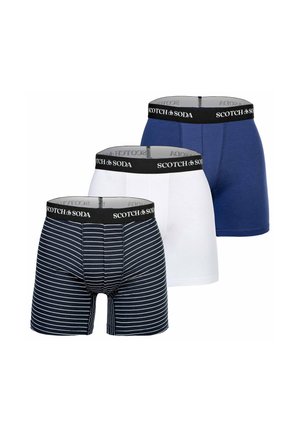 Drei Paar Herren-Boxershorts in navyblauen Streifen, reinem Weiß und reinem Navy, jeweils mit einem schwarzen Gummibund, der "Scotch & Soda" beschriftet ist.