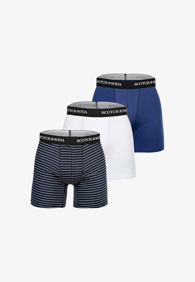 Drei Paar Herren-Boxershorts in navyblauen Streifen, reinem Weiß und reinem Navy, jeweils mit einem schwarzen Gummibund, der "Scotch & Soda" beschriftet ist.