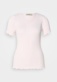 Ανοιχτό ροζ ριμπ μπλουζάκι με στρογγυλή λαιμόκοψη και κοντά μανίκια με κυματιστές άκρες. Φτιαγμένο από ελαστικό ύφασμα για άνεση.