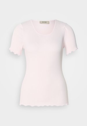 Lyserød ribbet t-shirt med rund halsudskæring og korte ærmer med bølget kant. Fremstillet af strækbart stof for maksimal komfort.
