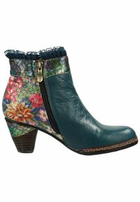 Stivaletto teal con tessuto a fantasia floreale, dettagli metallici e chiusura con zip. Presenta un bordo arricciato e un tacco texturizzato.