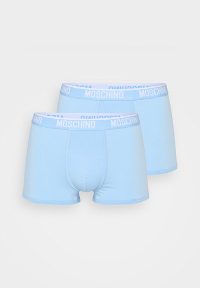Boxer briefs de algodão azul claro com uma cintura elástica branca com o logo da Moschino. Apresentam um ajuste confortável e uma textura suave. Dois pares mostrados.