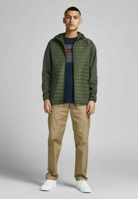 Jack & Jones JJEMULTI QUILTED JACKET - Lahka jakna - forest night