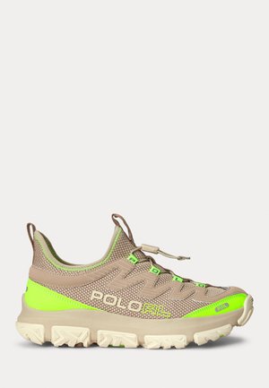 Sneakers sintetici leggeri color sabbia con accenti verde brillante. Presentano una parte superiore in rete, suola testurizzata e lacci elastici per una vestibilità sicura.