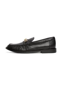 Mocassin en cuir noir avec un bout arrondi, un design plissé et des accents de matériel doré sur la tige. Semelle plate noire.