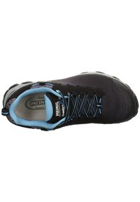 Černá sportovní obuv s texturovaným látkovým svrškem, modrými detaily a černými tkaničkami. Má polstrovaný límec a gumovou podrážku.