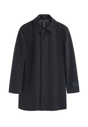 Cappotto nero con chiusura a bottoni e colletto rialzato. Presenta due tasche laterali e un'etichetta di tessuto sulla manica sinistra. Texture morbida.