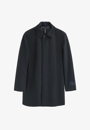 Schwarzer Mantel mit Knopfverschluss und Stehkragen. Verfügt über zwei seitliche Taschen und ein Stoffetikett am linken Ärmel. Glatte Textur.