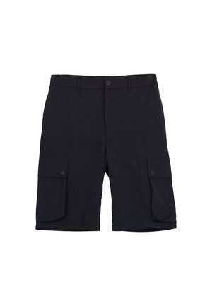 Czarne szorty typu cargo z kieszeniami na klapki zapinanymi na guziki po obu stronach i szlufkami na pasek w talii, ułożone płasko na białym tle.