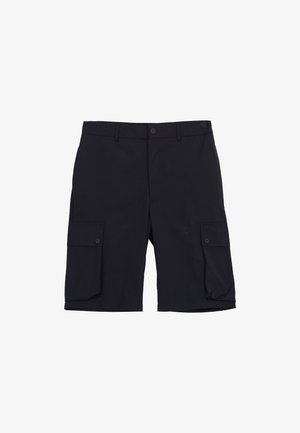 Short cargo noir avec poches à rabat boutonné de chaque côté et passants pour ceinture à la taille, posé à plat sur fond blanc.