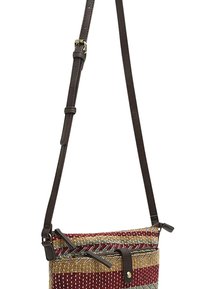 Vævet crossbody taske med røde, gyldne og grønne striber, læderrem med justerbar længde og magnetisk snaplukning.