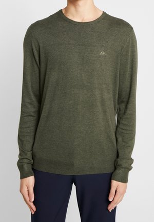 Pull en maille vert olive fabriqué à partir de matériaux doux, avec un col rond, des manches longues et un logo discret sur la poitrine gauche.