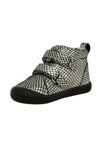 Baskets montantes noires et argentées avec un design en cuir de serpent texturé, dotées de deux bandes Velcro et d'une semelle en caoutchouc pour une meilleure adhérence.