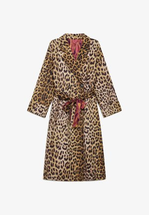 Bademantel mit Leopardenmuster, ausgestattet mit einem Taillengürtel, langen Ärmeln und einem kontrastierenden Innenfutter mit Blumenmuster. Hergestellt aus weichem Stoff.