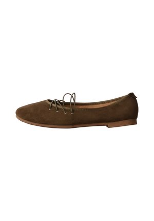Chaussure de ballet plate en daim marron avec des lacets fins et un petit talon, vue de côté sur fond blanc.