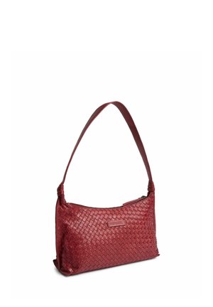 Sac à bandoulière en cuir tressé rouge avec une seule sangle et une fermeture éclair, présenté sur fond blanc.