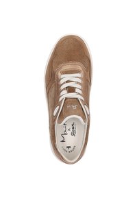 Braune Wildleder-Sneaker mit weißen Schnürsenkeln und Akzenten. Verfügt über eine runde Zehenform und Perforationen im Obermaterial für Atmungsaktivität. Erkennbares Branding.