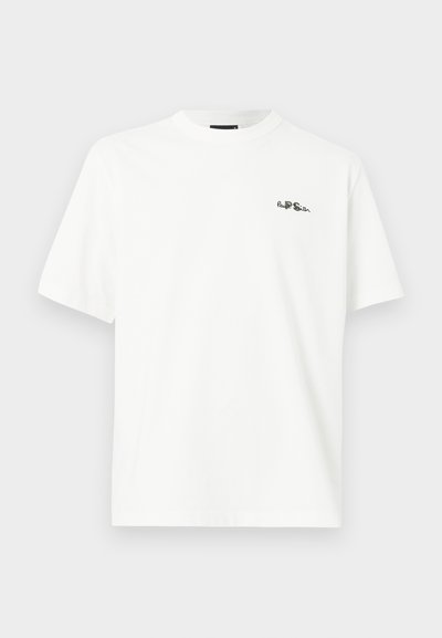 Λευκό t-shirt με κοντό μανίκι και στρογγυλή λαιμόκοψη, με μικρό μαύρο κεντημένο λογότυπο "Paul Smith" στο αριστερό μέρος του στήθους, σε απλό φόντο.