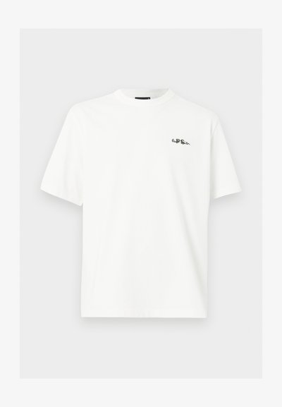Λευκό t-shirt με κοντό μανίκι και στρογγυλή λαιμόκοψη, με μικρό μαύρο κεντημένο λογότυπο "Paul Smith" στο αριστερό μέρος του στήθους, σε απλό φόντο.