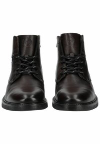 Botas de tobillo de cuero marrón con un acabado liso, puntera redonda, cordones negros y un tacón bajo. Los lados tienen detalles de costuras.