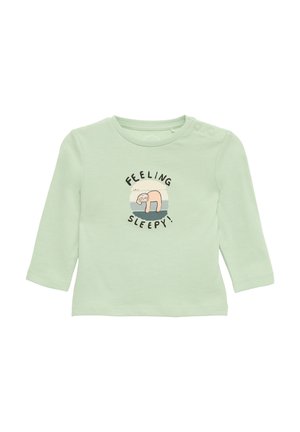 Mintgroen shirt met lange mouwen van zachte stof, voorzien van een speelse afbeelding van een luiaard met de tekst "FEELING SLEEPY!" erboven. Twee drukknoopjes op de schouders.