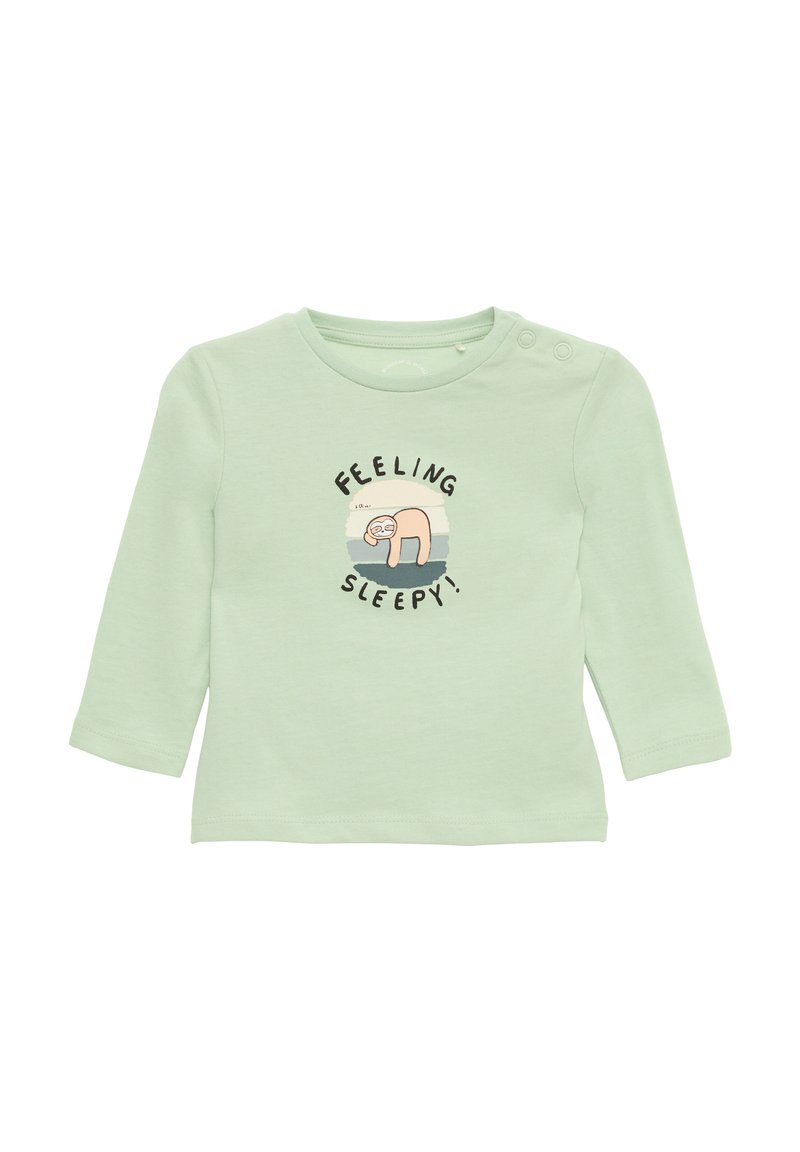 Mintgroen shirt met lange mouwen van zachte stof, voorzien van een speelse afbeelding van een luiaard met de tekst "FEELING SLEEPY!" erboven. Twee drukknoopjes op de schouders.