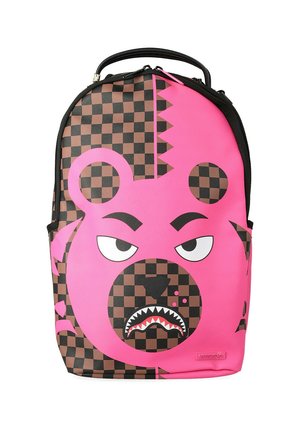 Sac à dos à carreaux roses et marron avec un motif de visage d'ours en colère, poignée noire et fermeture éclair sur le dessus.
