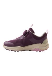 Scarpa sportiva viola con tomaia in rete e dettagli in sintetico. Presenta una fascia a strappo e suola testurizzata. Dettagli in rosa e beige.