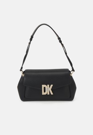 Zwarte leren handtas met een omslagflap en een gouden "DK" logo. Heeft een afneembare schouderriem en een gestructureerde vorm. Soepele textuur.
