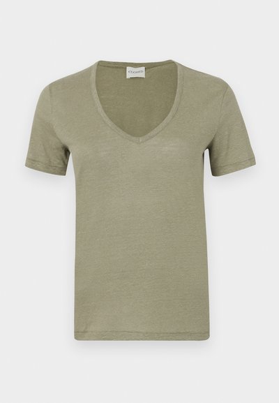 Olivgrön kortärmad T-shirt med V-ringning, tillverkad av mjukt, lätt tyg. Enkel design med rena kanter och inga synliga mönster eller dekorationer.