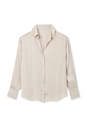 Camicia a maniche lunghe beige in tessuto liscio con colletto classico e chiusura a bottoni frontale con bottoni rotondi piccoli. Vestibilità su misura.