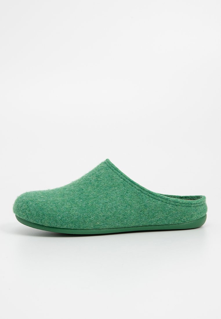 Pantofole di lana verdi con una texture morbida, punta arrotondata e retro basso, caratterizzate da una suola in gomma verde solida per una buona presa.